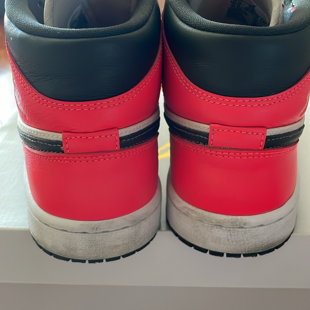 🚨SALE // Wmns Air Jordan 1 Mid SE 'Newsprint' - Picture 8 of 11